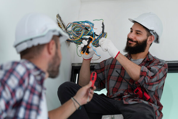 Elektriker bei der Arbeit
